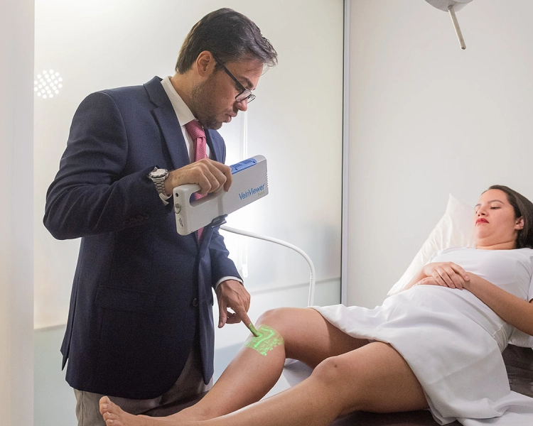 Dr. André Américo; Cirurgião Vascular; Cirurgião Endovascular; Especialista em Ecografia Vascular com Doppler; Clínica Solaris Jardim; Santo André - SP; Consulta sem pressa; Tratamento de varizes com laser; Tratamento de Linfedema e Lipedema; Tratamentos de doenças arteriais por cateterismo; Implante de cateteres para hemodiálise e quimioterapia; Tratamento de úlceras e feridas em geral; Ecografia Vascular com Doppler