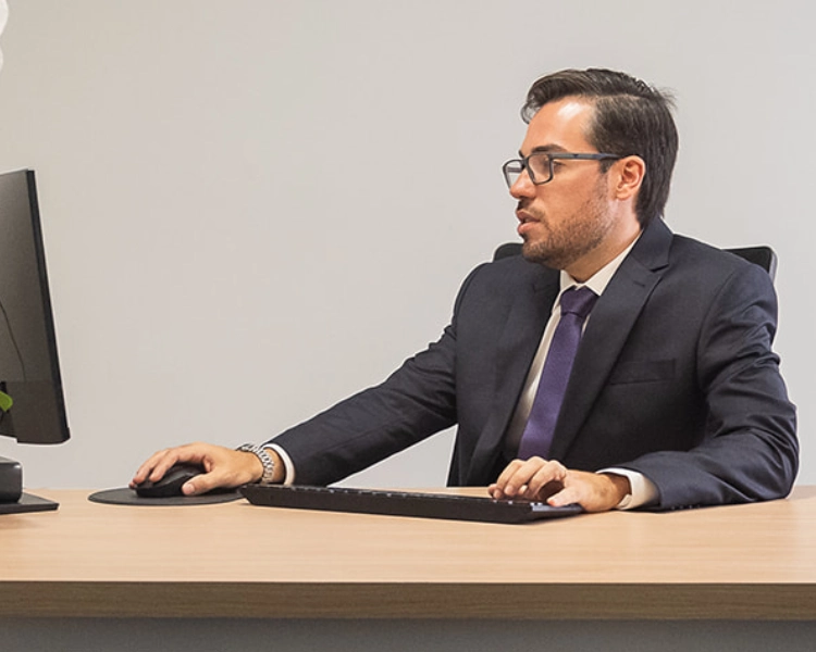 Dr. André Américo; Cirurgião Vascular; Cirurgião Endovascular; Especialista em Ecografia Vascular com Doppler; Clínica Solaris Jardim; Santo André - SP; Consulta sem pressa; Tratamento de varizes com laser; Tratamento de Linfedema e Lipedema; Tratamentos de doenças arteriais por cateterismo; Implante de cateteres para hemodiálise e quimioterapia; Tratamento de úlceras e feridas em geral; Ecografia Vascular com Doppler