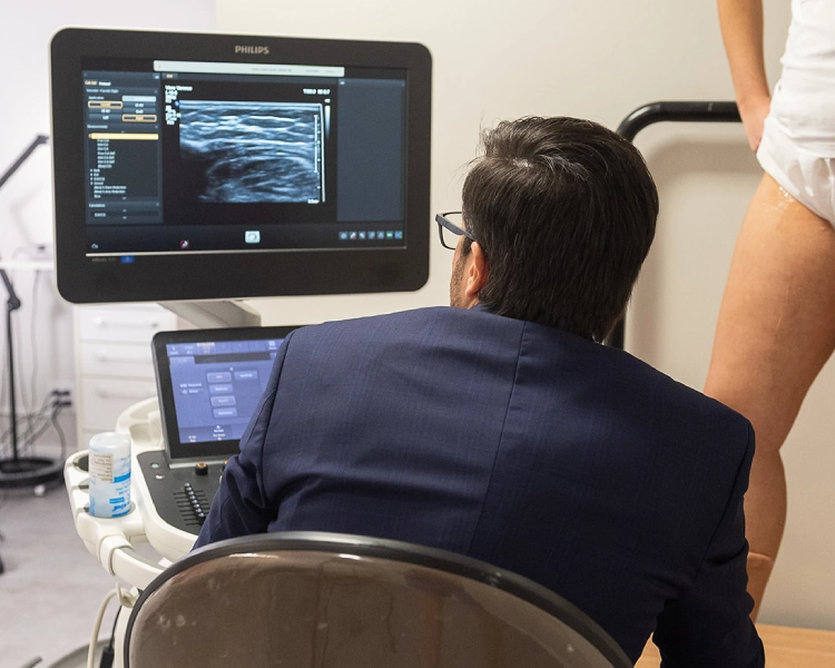 Dr. André Américo; Cirurgião Vascular; Cirurgião Endovascular; Especialista em Ecografia Vascular com Doppler; Clínica Solaris Jardim; Santo André - SP; Consulta sem pressa; Tratamento de varizes com laser; Tratamento de Linfedema e Lipedema; Tratamentos de doenças arteriais por cateterismo; Implante de cateteres para hemodiálise e quimioterapia; Tratamento de úlceras e feridas em geral; Ecografia Vascular com Doppler