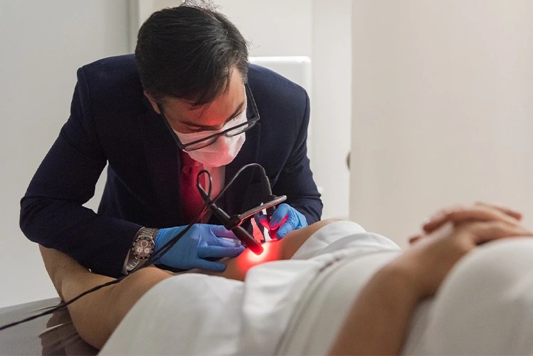 Cirurgião vascular em Santo André;Angiologista no ABC Paulista;Tratamento de varizes a laser em Santo André;Clínica vascular Bairro Jardim Santo André;Ultrassom com Doppler vascular ABC;Consulta com cirurgião vascular particular;Vascular perto do Parque Celso Daniel;Angiologista próximo à Rua das Figueiras;Cirurgião vascular Alameda São Caetano;Médico vascular perto do Grand Plaza Shopping;Tratamento de varizes perto de São Caetano do Sul;Clínica vascular próximo ao Shopping ABC;Angiologista Bairro Campestre e Jardim;Médico especialista em lipedema no ABC;Tratamento para lipedema cirurgia e clínico;Diferença entre lipedema e celulite;Gordura nas pernas que não sai com dieta;Dor ao toque nas pernas lipedema;Tratamento de linfedema em Santo André;Drenagem linfática especializada e terapia compressiva;Diagnóstico de lipedema com ultrassom;Inchaço crônico nas pernas o que fazer;Lipedema nos braços e pernas sintomas;Cirurgia de varizes a laser recuperação;Tratamento de varizes minimamente invasivo;Laser endovenoso para varizes;Escleroterapia com espuma;Tratamento avançado de feridas e úlceras;Pernas inchadas e pesadas causas;Como tratar pé diabético;Ferida na perna que não cicatriza;Sintomas de má circulação nas pernas;Dor nas pernas e cansaço excessivo;feridas;diabetes;pé diabético;