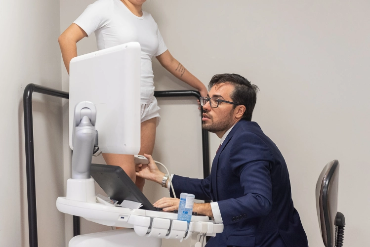 Dr. André Américo; Cirurgião Vascular; Cirurgião Endovascular; Especialista em Ecografia Vascular com Doppler; Clínica Solaris Jardim; Santo André - SP; Consulta sem pressa; Tratamento de varizes com laser; Tratamento de Linfedema e Lipedema; Tratamentos de doenças arteriais por cateterismo; Implante de cateteres para hemodiálise e quimioterapia; Tratamento de úlceras e feridas em geral; Ecografia Vascular com Doppler